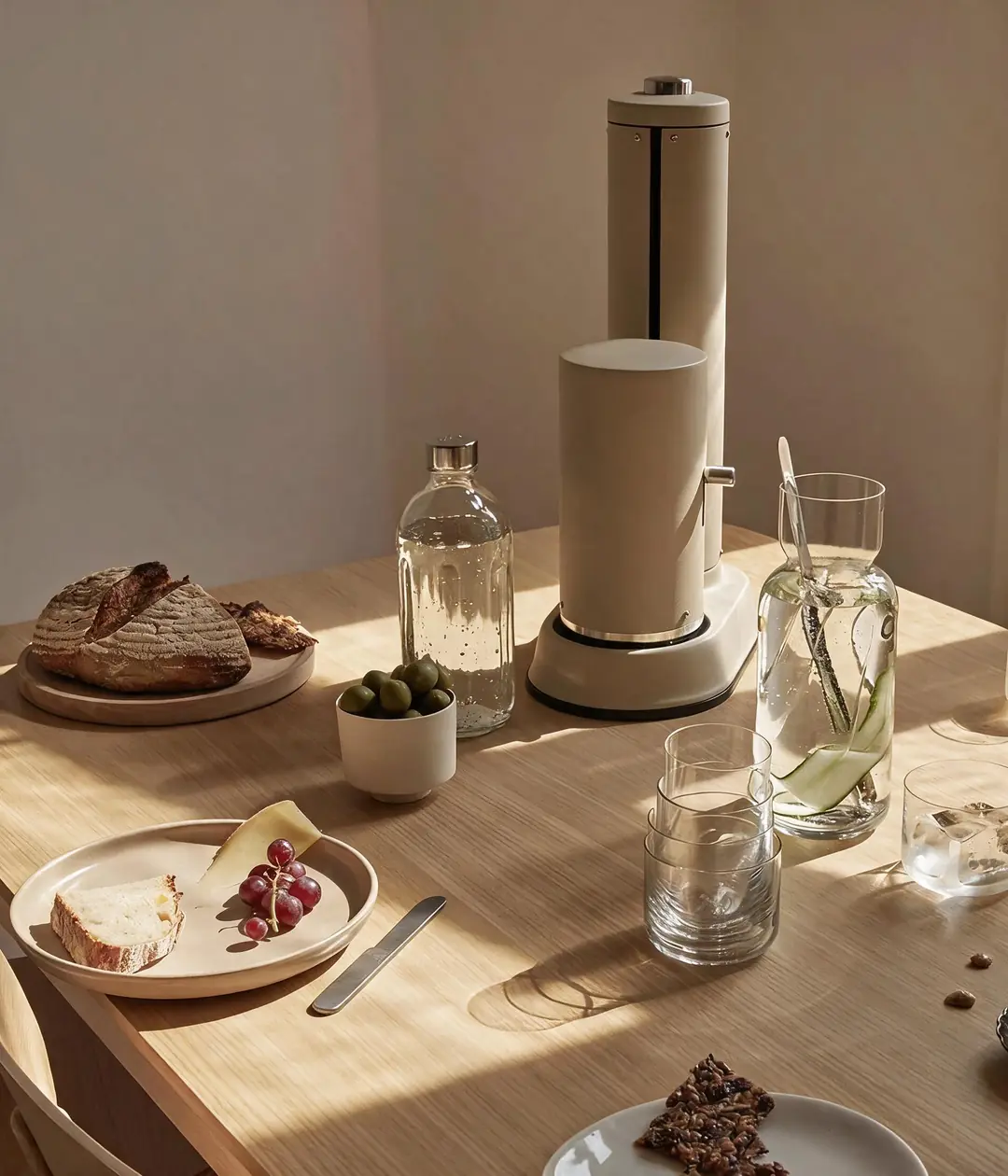 Kum rengi Eylül soda makinesi kahvaltı masasında